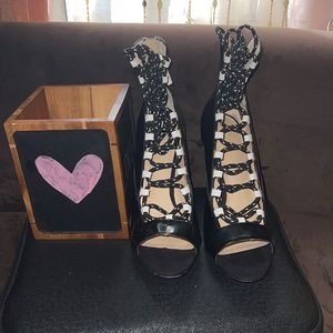 Gwen Stefani black leather shoe string tie up 4.5 ‘ heels. Sz9.5 No issues